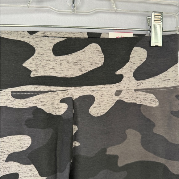NWOT Justice girls camouflage full length leggings, stretchy pants size 12 - Picture 2 of 6